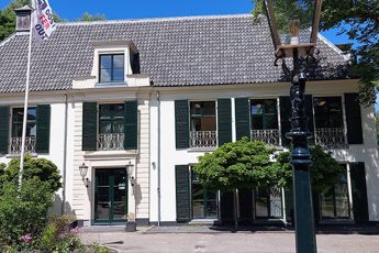 Afbeelding van de school inclusief de originele luiken